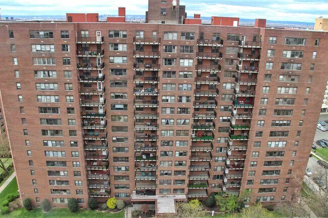 Building Photo - 225 St Pauls Ave