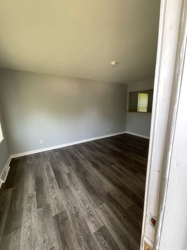 Building Photo - 3 bedrooms one bath apartment located in the Highlands, section of Portsmouth