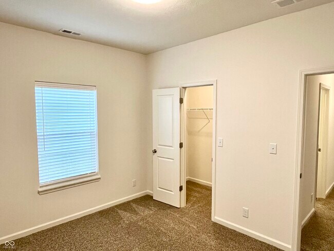 Building Photo - 6250 Shale Crescent Dr