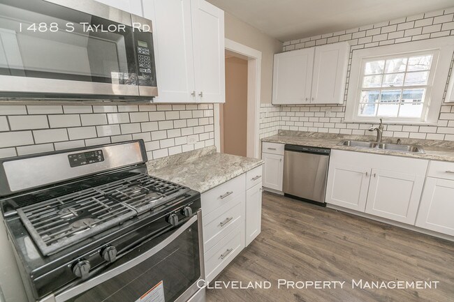 Building Photo - Charming 3 Bedroom Home
