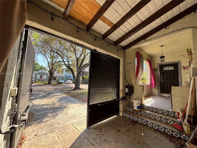 Building Photo - 521 NW 48th St