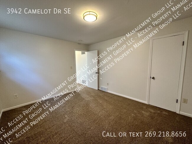 Building Photo - 3942 Camelot Dr SE
