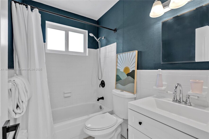 Building Photo - 1001 NE 110th St