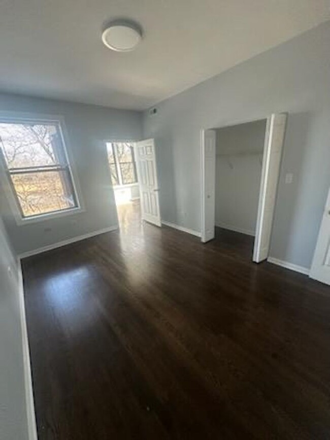 Building Photo - Large 3 bedroom 2 bathroom Condo with Cent...