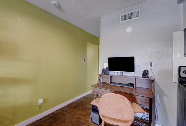 Building Photo - 2302 East Side Dr