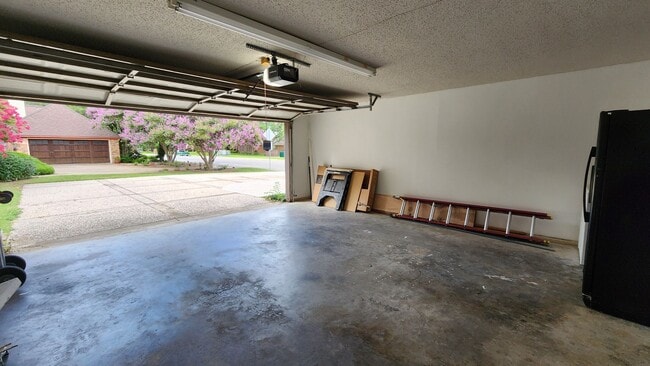 Building Photo - Remodeled with Luxurious Finishes!