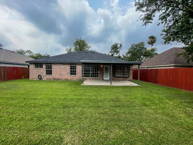 Building Photo - Spacious Living, Perfect Location!