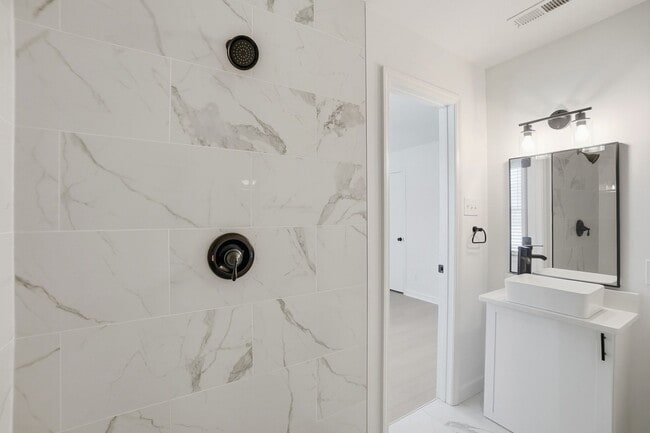 Building Photo - Beautifully Renovated 3-Bedroom with Fence...