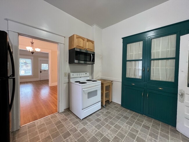 Building Photo - 5511 Brooklyn Ave NE