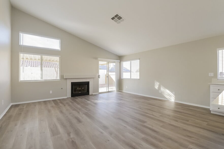 Building Photo - 682 Covina Dr