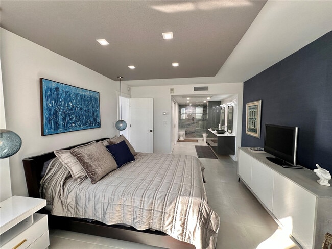 Building Photo - 209 N Fort Lauderdale Beach Blvd