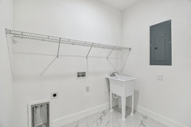 Building Photo - 1403 W 9th St