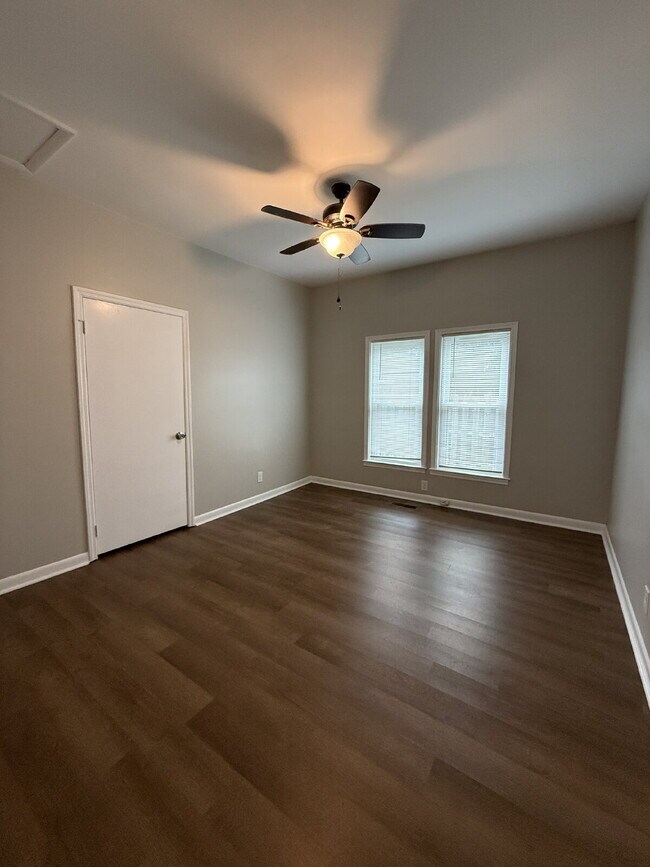 Building Photo - "Cozy 3-Bedroom Home with 2 Baths in Huntsville's Heart - 1328 Sq Ft of Comfort!"