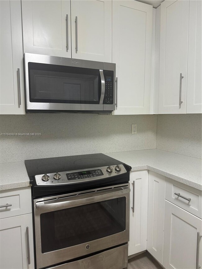 Building Photo - 9419 Fontainebleau Blvd