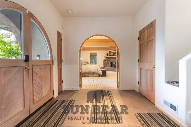 Building Photo - Beautiful Home w Peek Lakeview!