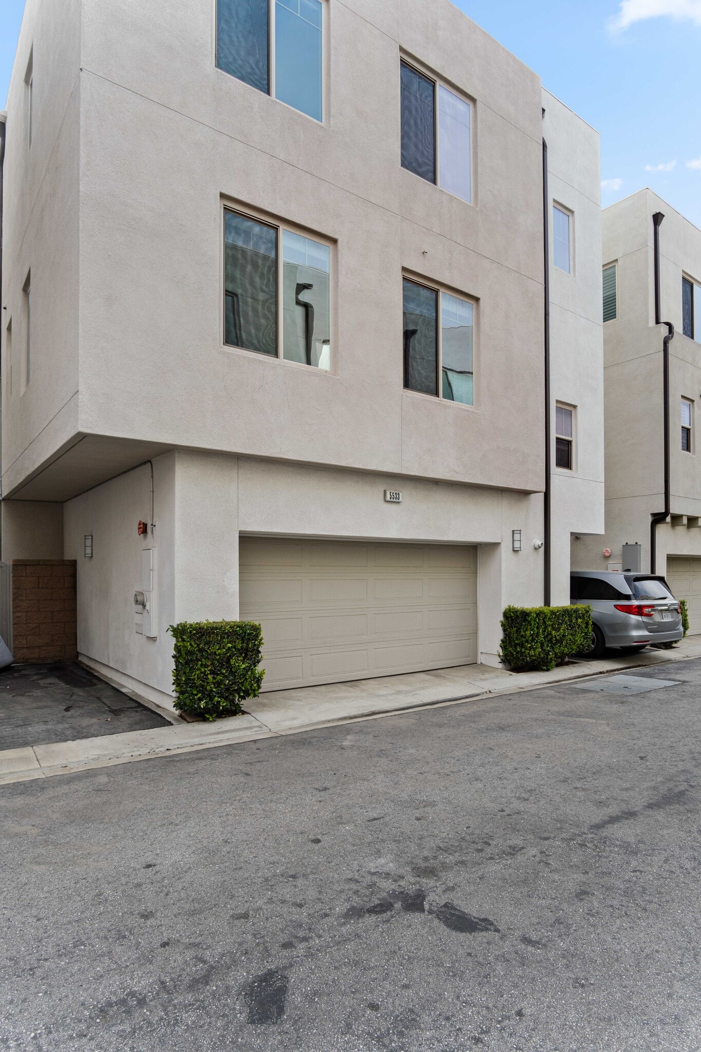 Building Photo - 5533 Palm Dr