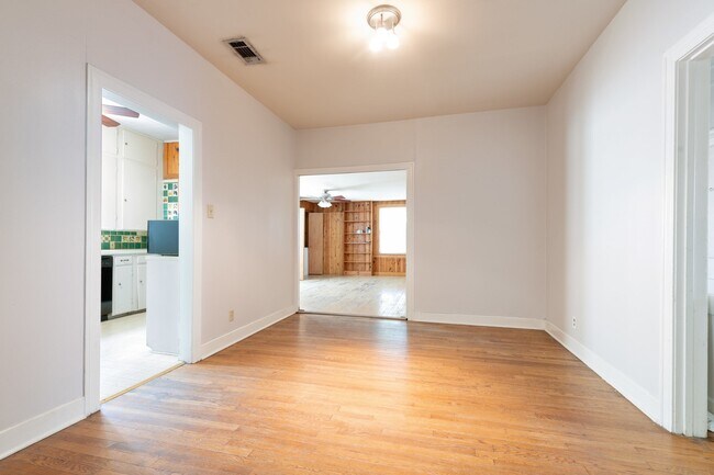 Building Photo - 910 E 38th St