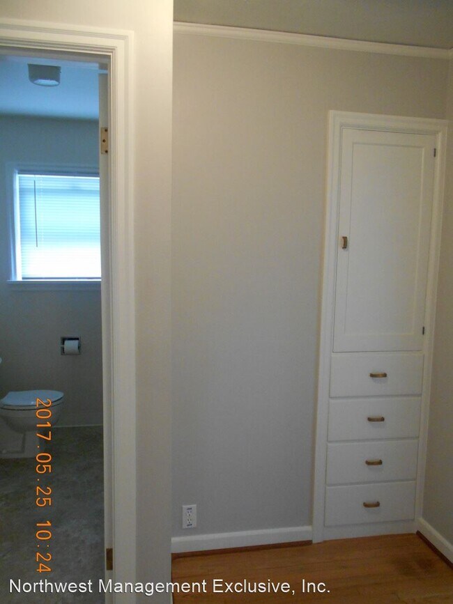 Building Photo - 3 br, 1.5 bath House - 2037 NE Dallas St.