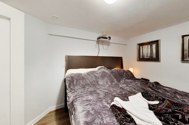 Building Photo - 5057 W Dakin St