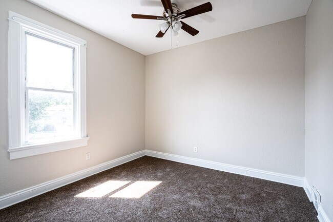 Building Photo - Beautiful 3 Bedroom 2 Bath - HALF OFF FIRST MONTH'S RENT!