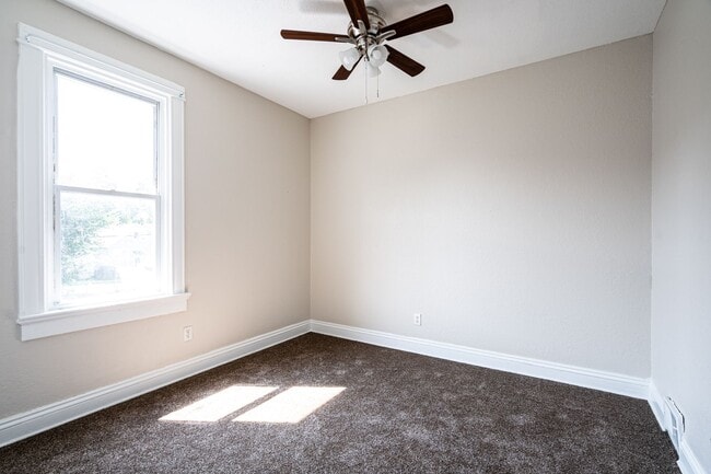 Building Photo - Beautiful 3 Bedroom + Den 2 Full Bath Uppe...