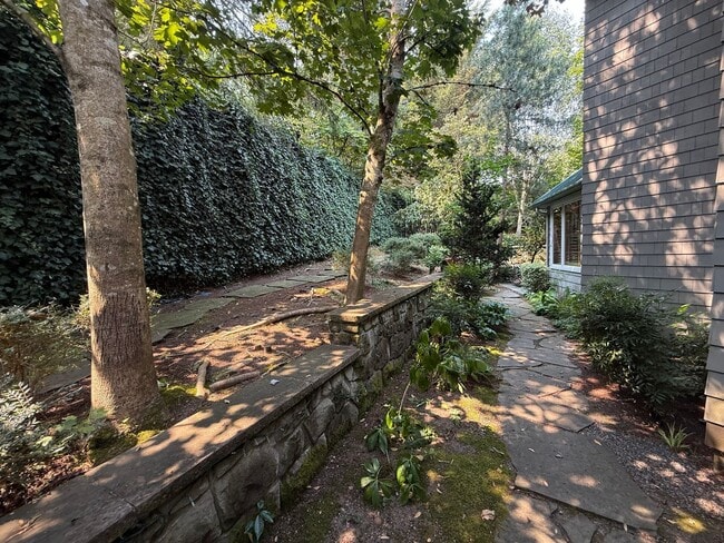 Building Photo - 7275 N Mercer Way