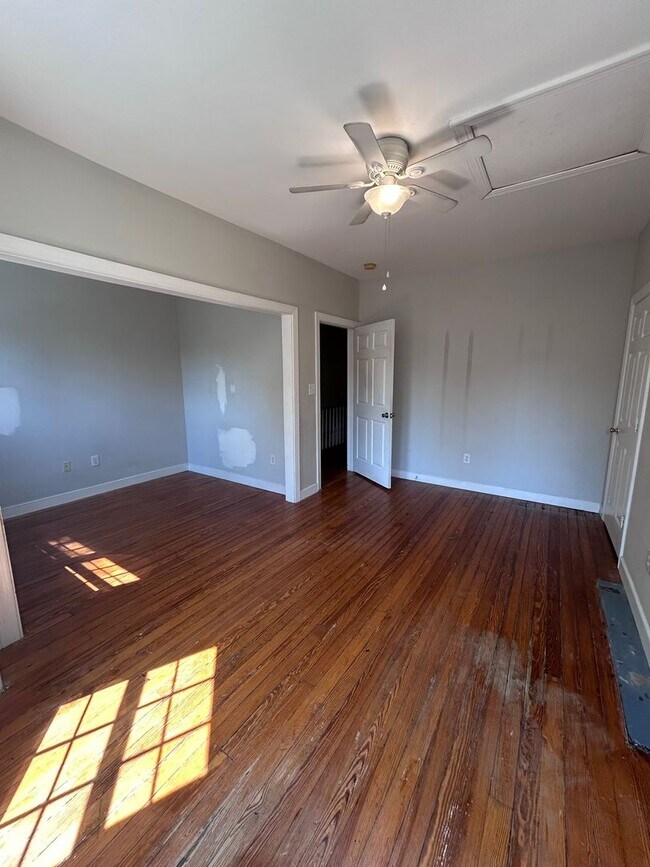 Building Photo - 2020 Parkwood Ave