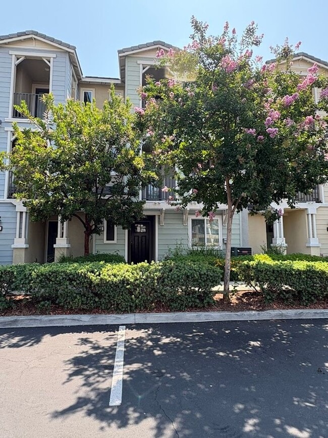 Building Photo - Gorgeous Tri-level Townhouse 3 beds 3 1/2 ...