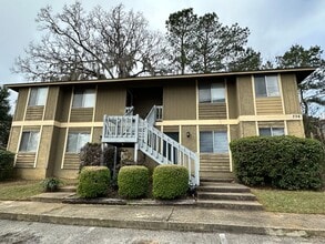 Building Photo - Remodeled downstairs unit in Pointe East avail NOW!