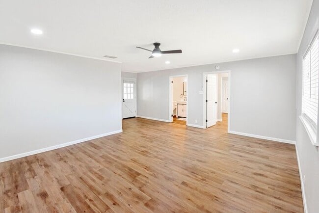 Building Photo - Available Now! Newly Remodeled 4 Bed 3 Bat...
