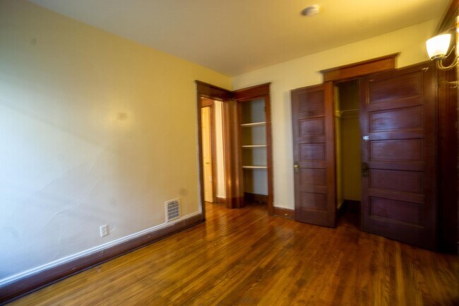Building Photo - First Floor 3 Bedroom Apartment Close To C...