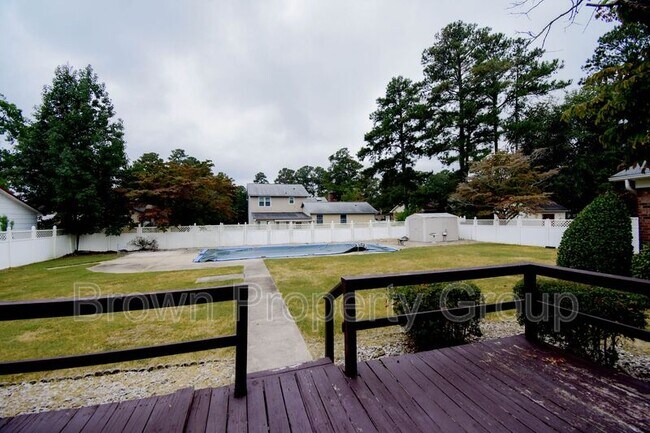 Building Photo - 805 Southview Cir