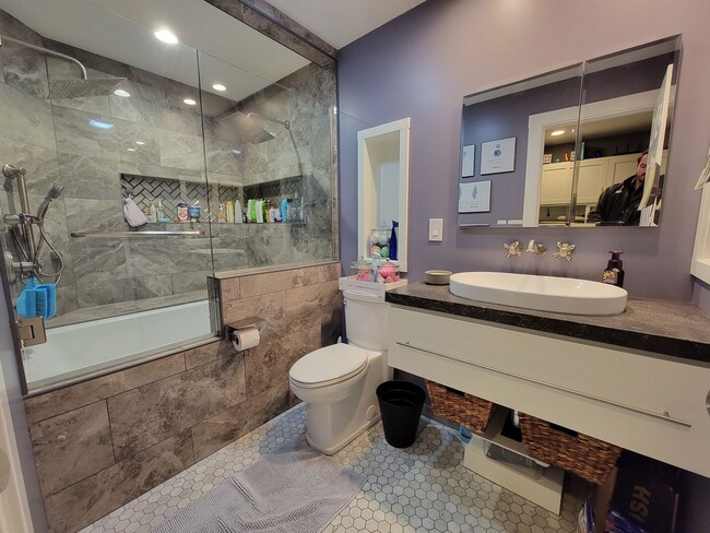 Building Photo - Charming 4 bedrom, 2 bathroom home with ex...