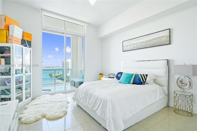 Building Photo - 7900 Harbor Island Dr