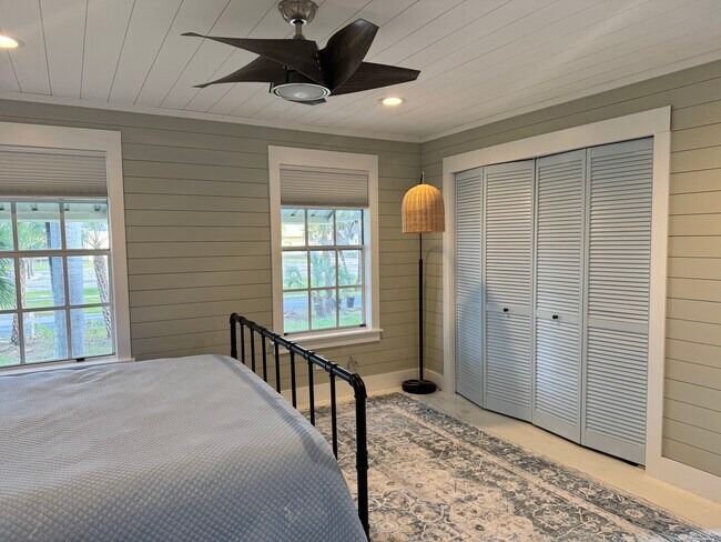 Building Photo - 2732 Weeks Ave