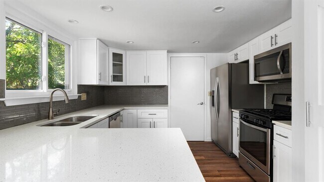 Building Photo - 7002 Crystalbrook Dr
