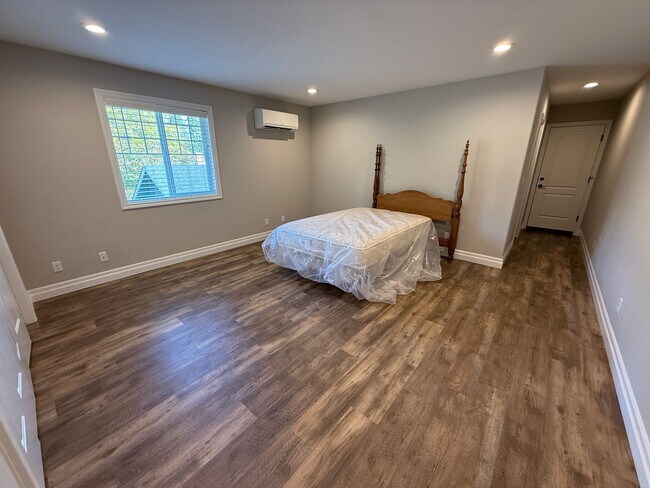 Building Photo - POULSBO - BEAUTIFUL AND BRANDNEW 1 BED 1 BATH