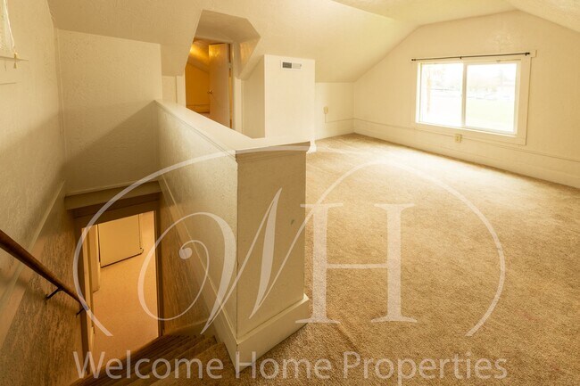 Building Photo - Cozy Home with Storage in Quiet Convenient Location