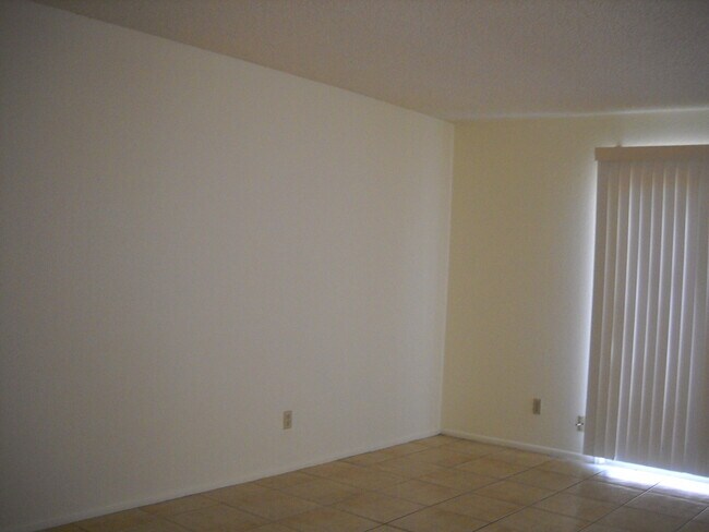 Building Photo - Cute unit in four plex