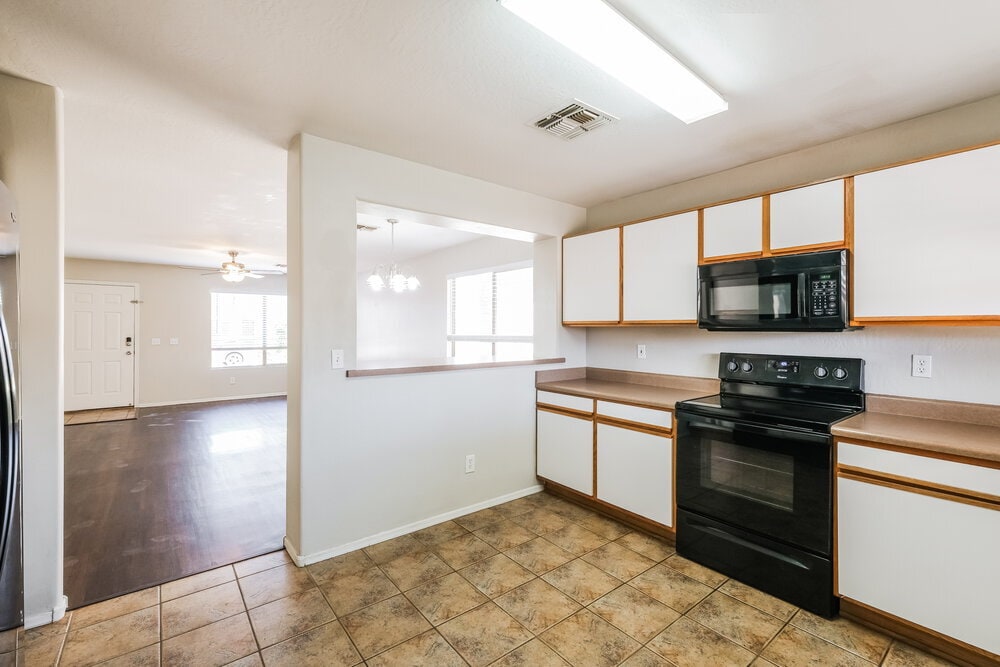 Building Photo - 15843 W Woodlands Ave