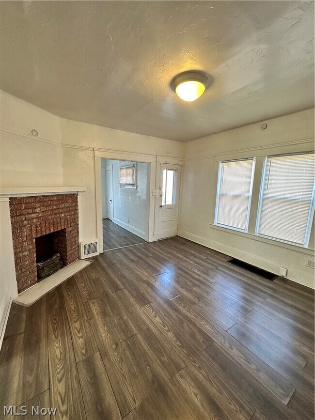 Building Photo - 837 Wayside Rd