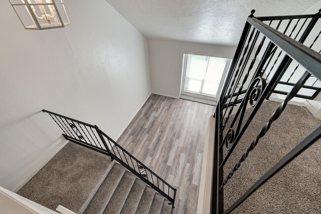 Building Photo - 727 Vicksburg Ave