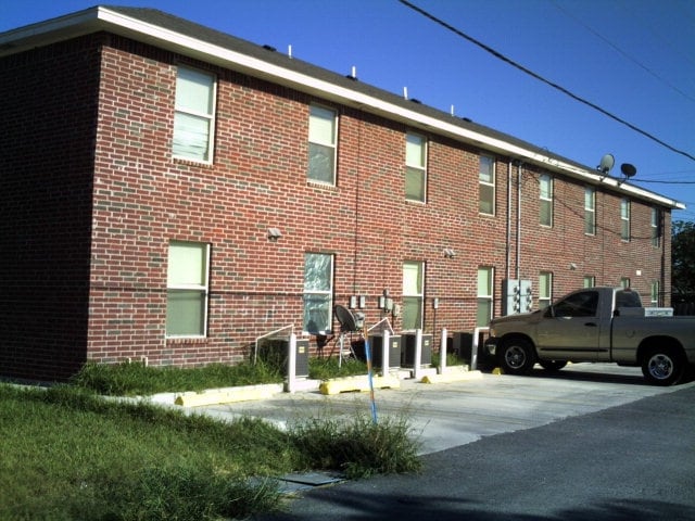 Building Photo - 300 S Arroyo Blvd