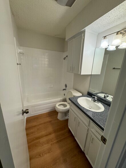 Full Bathroom - 7000 Oak Meadow Cir