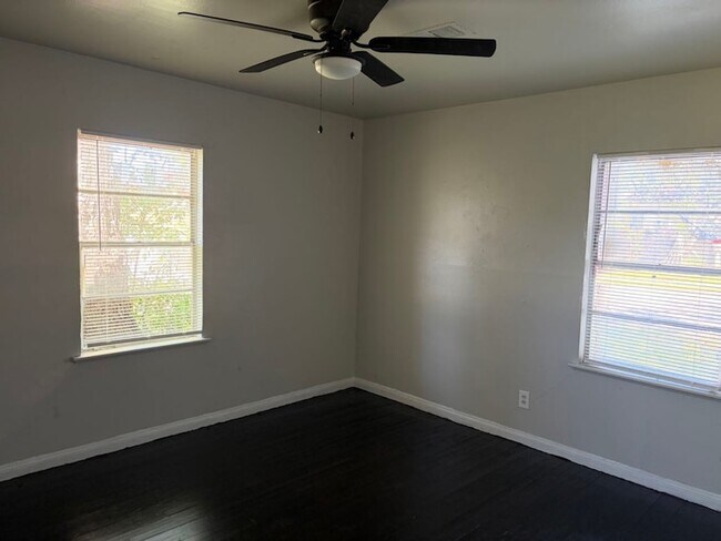 Building Photo - 5782 Belcrest St