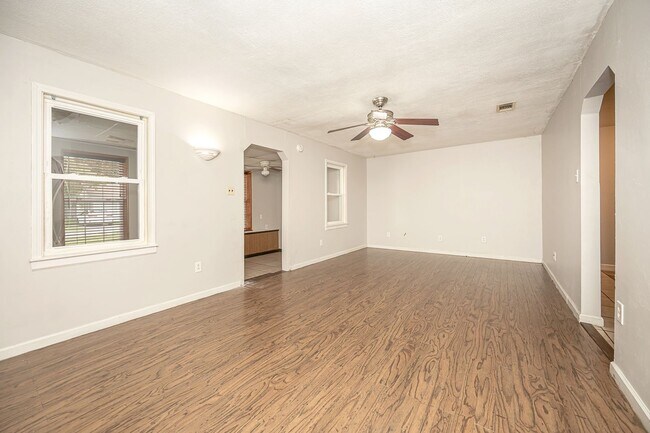 Building Photo - 1006 13th St
