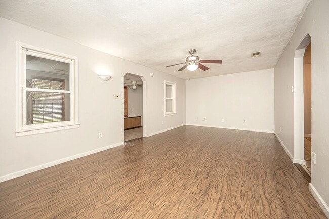 Building Photo - Cute Rental Home