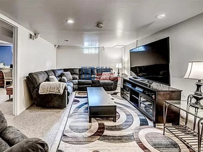 Building Photo - 2564 S Yates St