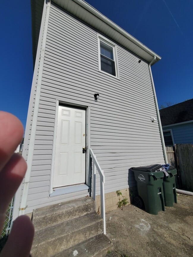 Building Photo - Three-bedroom 2 Full Bath Single-Family Ho...