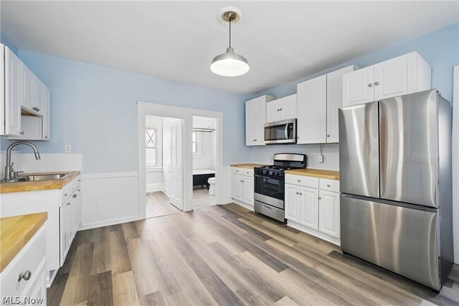 Building Photo - 2471 Tremont Ave